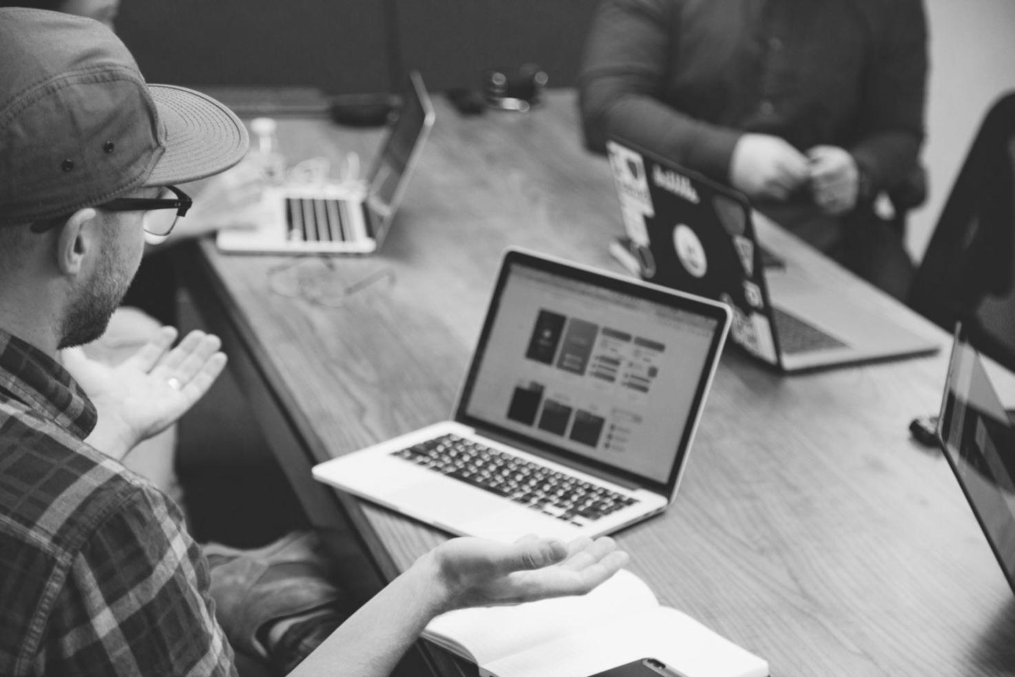 Professionnel analysant des données financières sur plusieurs écrans